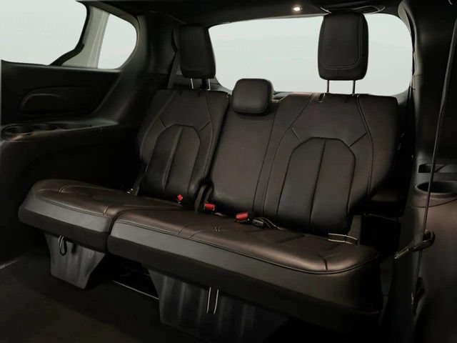 Used 2025 Chrysler Pacifica Select FWD image 21