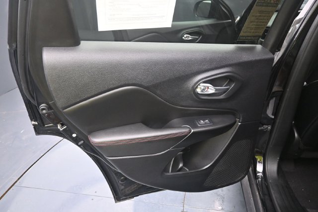 Used 2022 Jeep Cherokee Trailhawk AWD/4WD image 28
