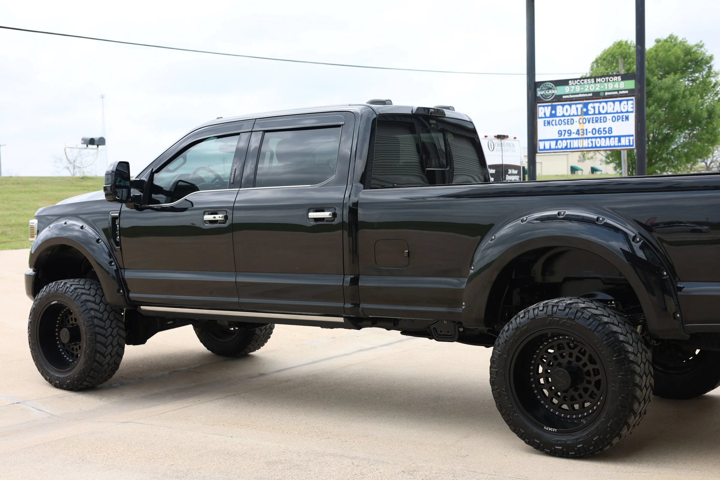 Used 2021 Ford F350 Platinum w/ FX4 Off-Road Package AWD/4WD image 8