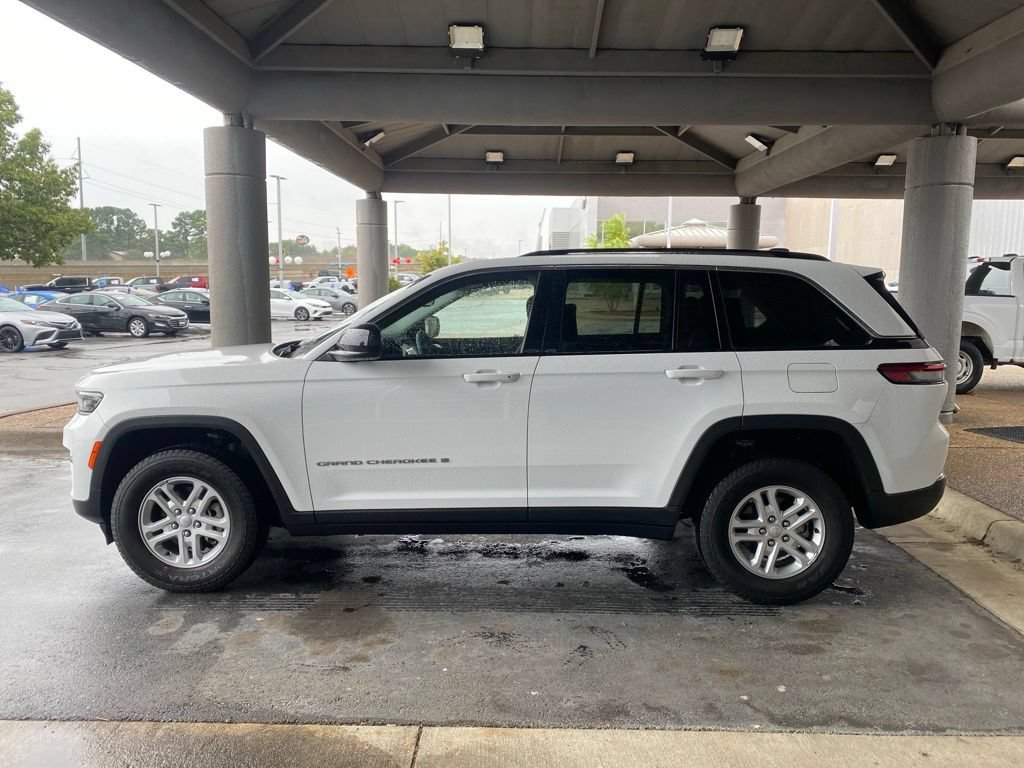 Used 2023 Jeep Grand Cherokee Laredo RWD image 4