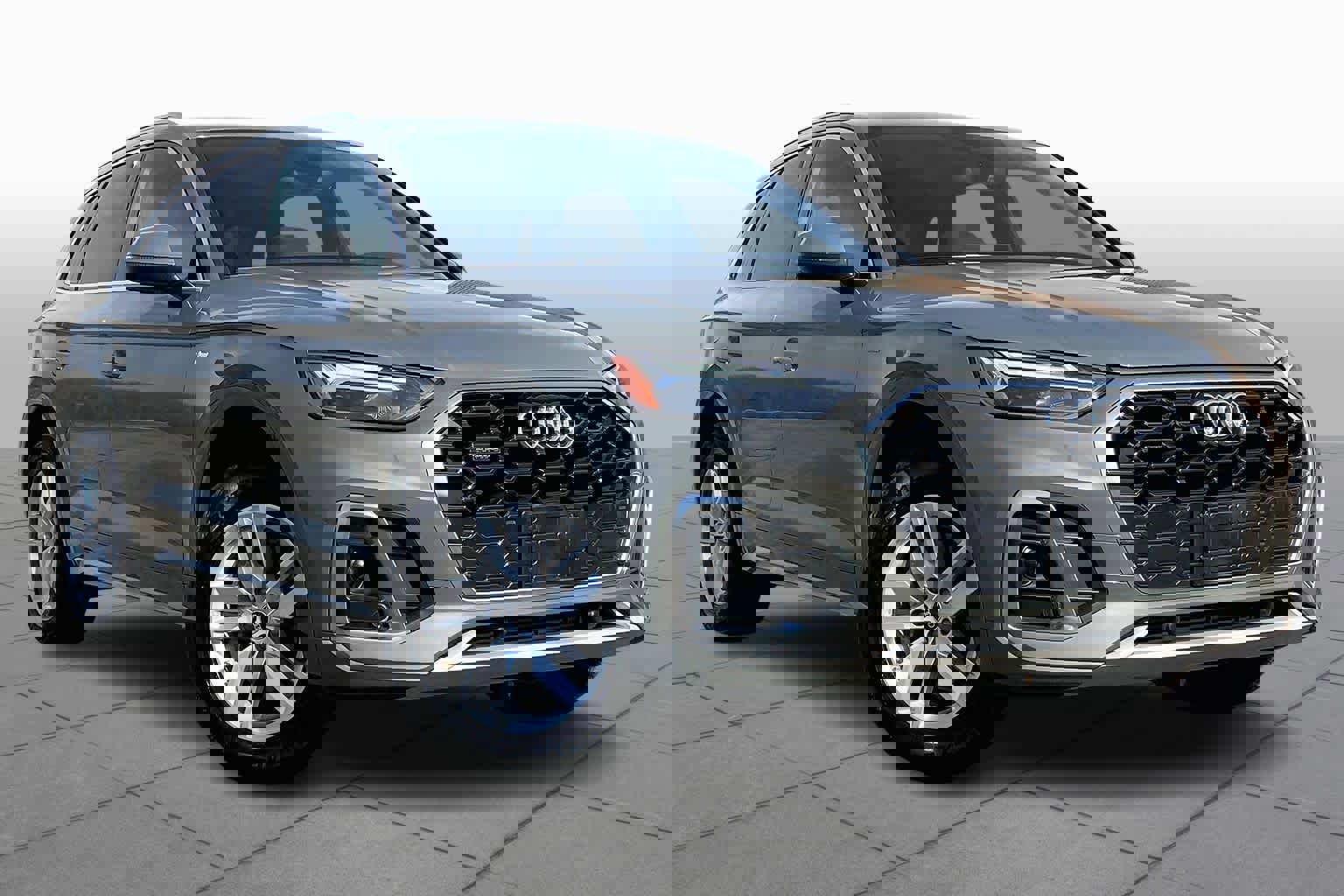 Used 2023 Audi Q5 2.0T Premium w/ Convenience Package image 3