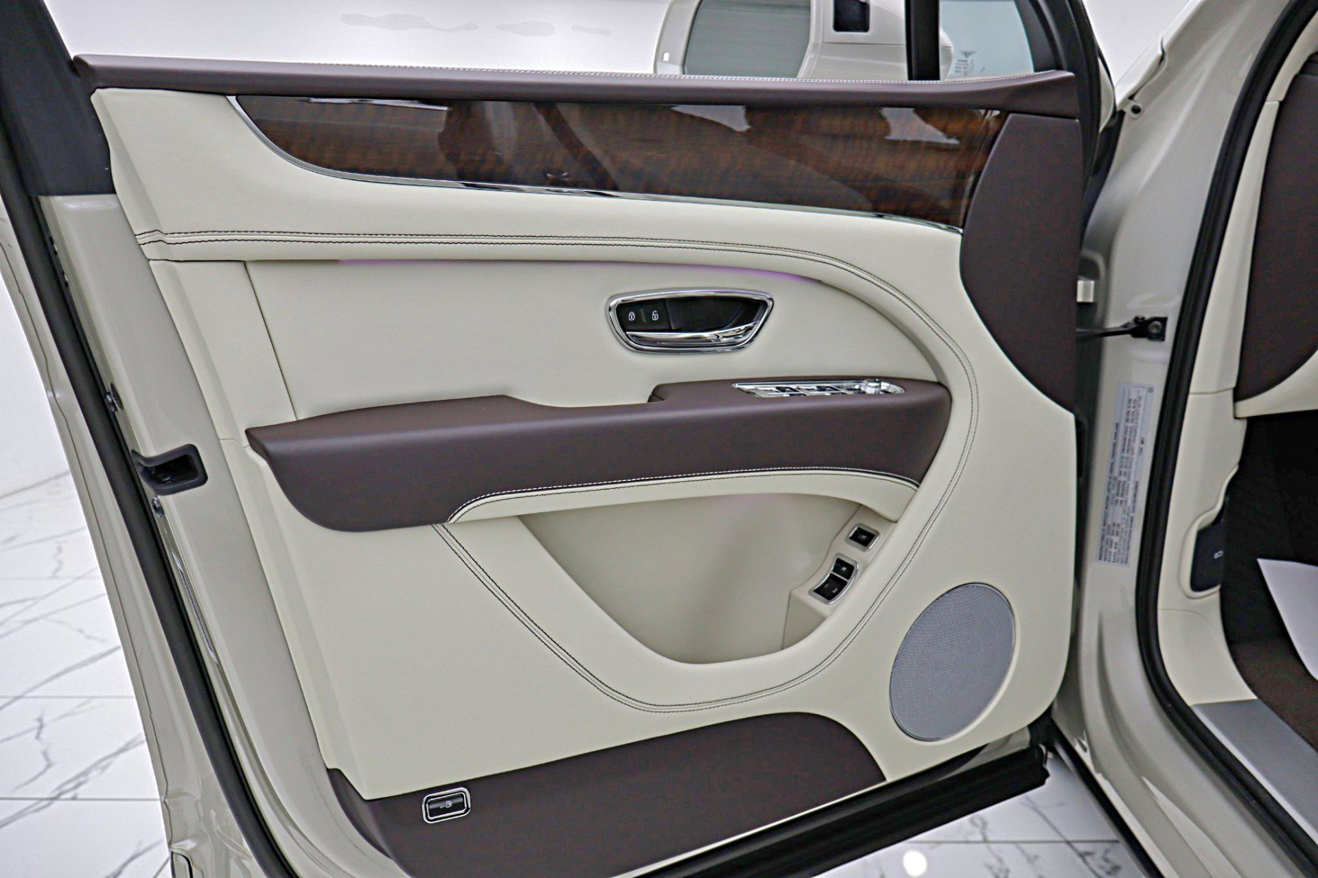 Used 2024 Bentley Bentayga Plug-In Hybrid image 53