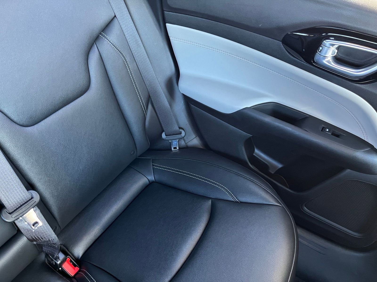 Used 2025 Jeep Compass Limited image 38