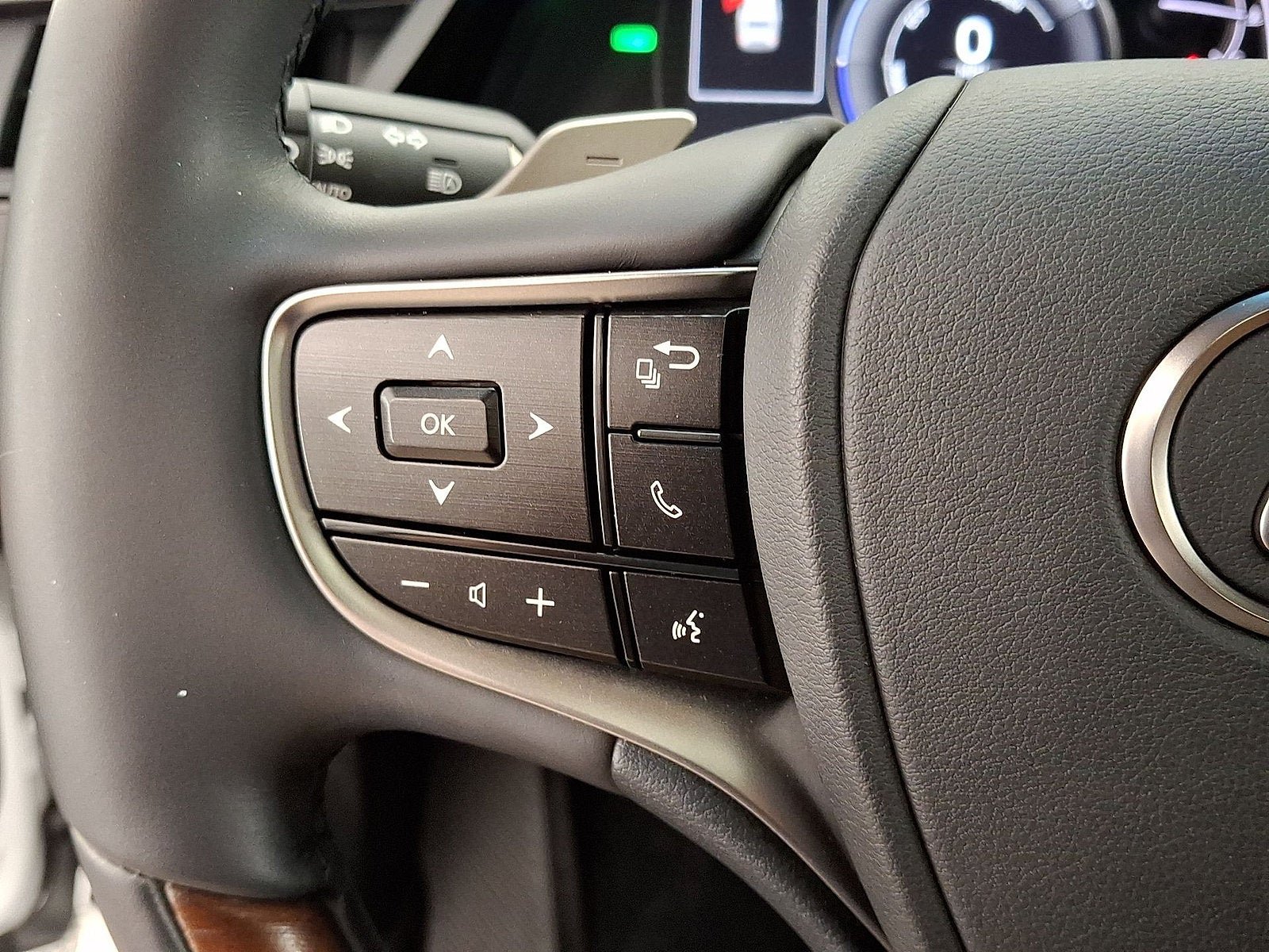 Used 2022 Lexus ES 300h w/ Luxury Package FWD image 9