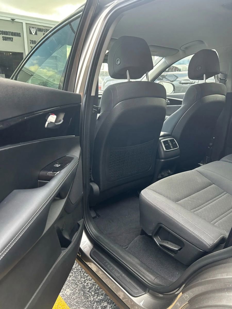 Used 2017 Kia Sorento LX w/ LX Convenience Package image 10