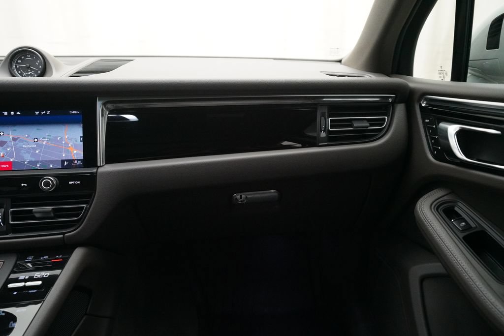 Certified 2023 Porsche Macan AWD/4WD image 16