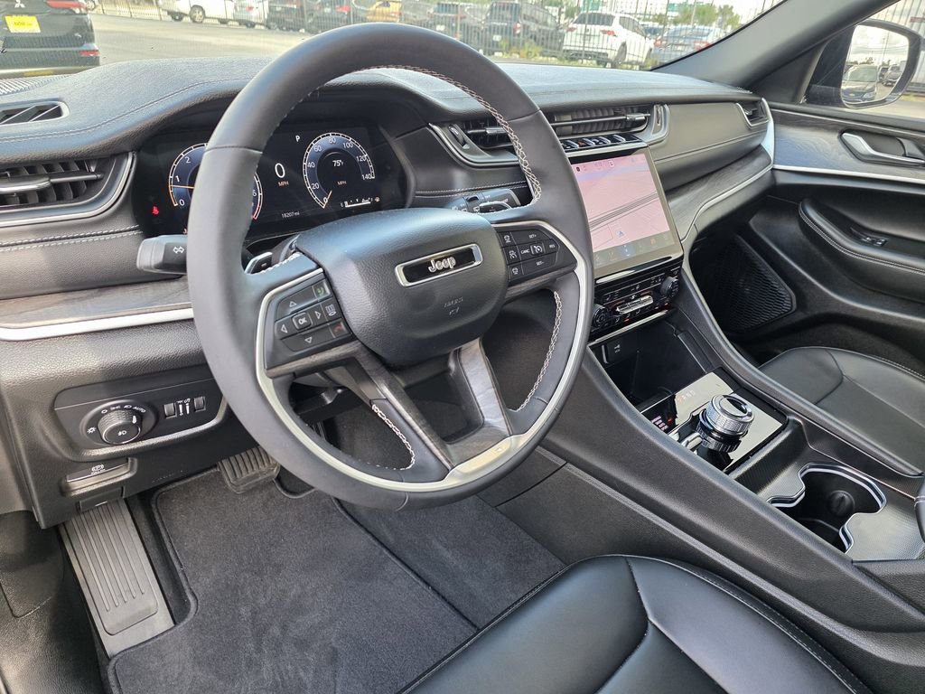 Used 2025 Jeep Grand Cherokee Limited w/ Black Appearance Package image 10