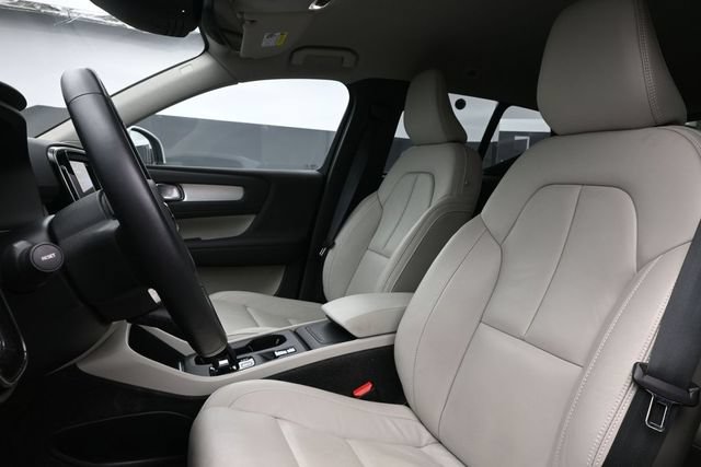 Used 2022 Volvo XC40 T4 Momentum FWD image 11