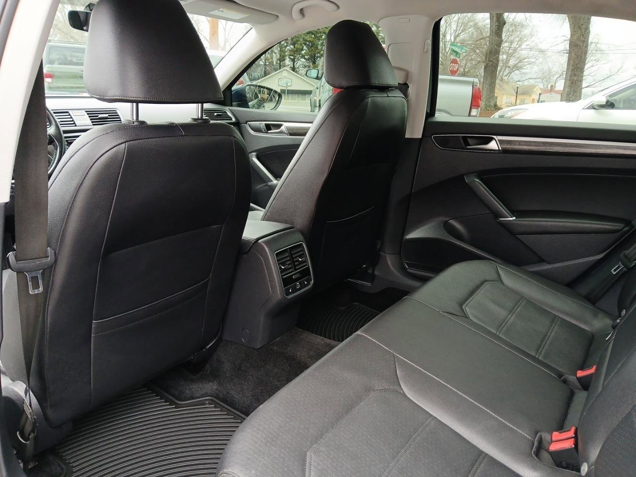 Used 2018 Volkswagen Passat 2.0T SE image 12