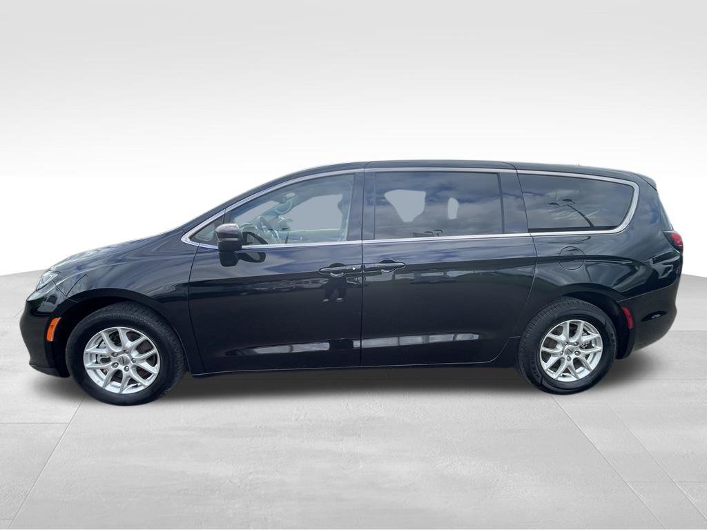Used 2023 Chrysler Pacifica Touring-L FWD image 19