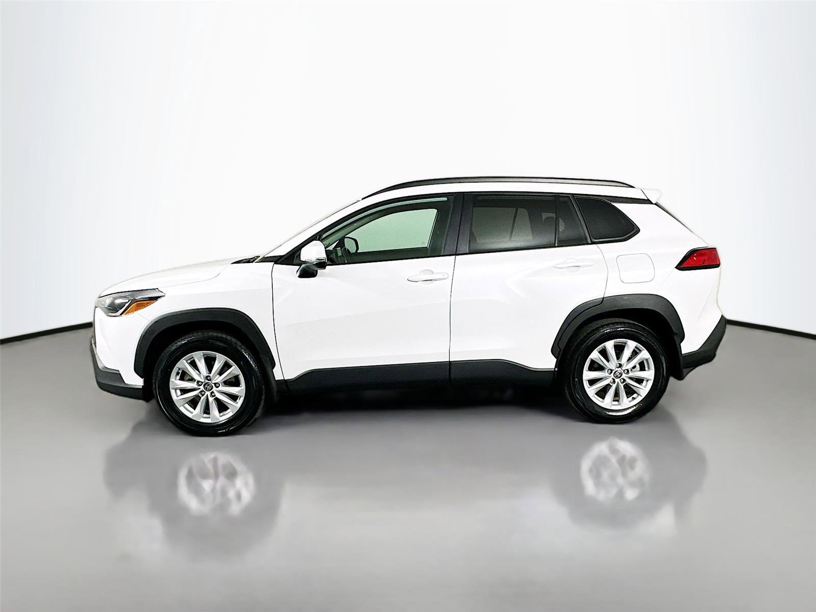 Used 2024 Toyota Corolla Cross LE w/ Moonroof Package AWD/4WD image 8