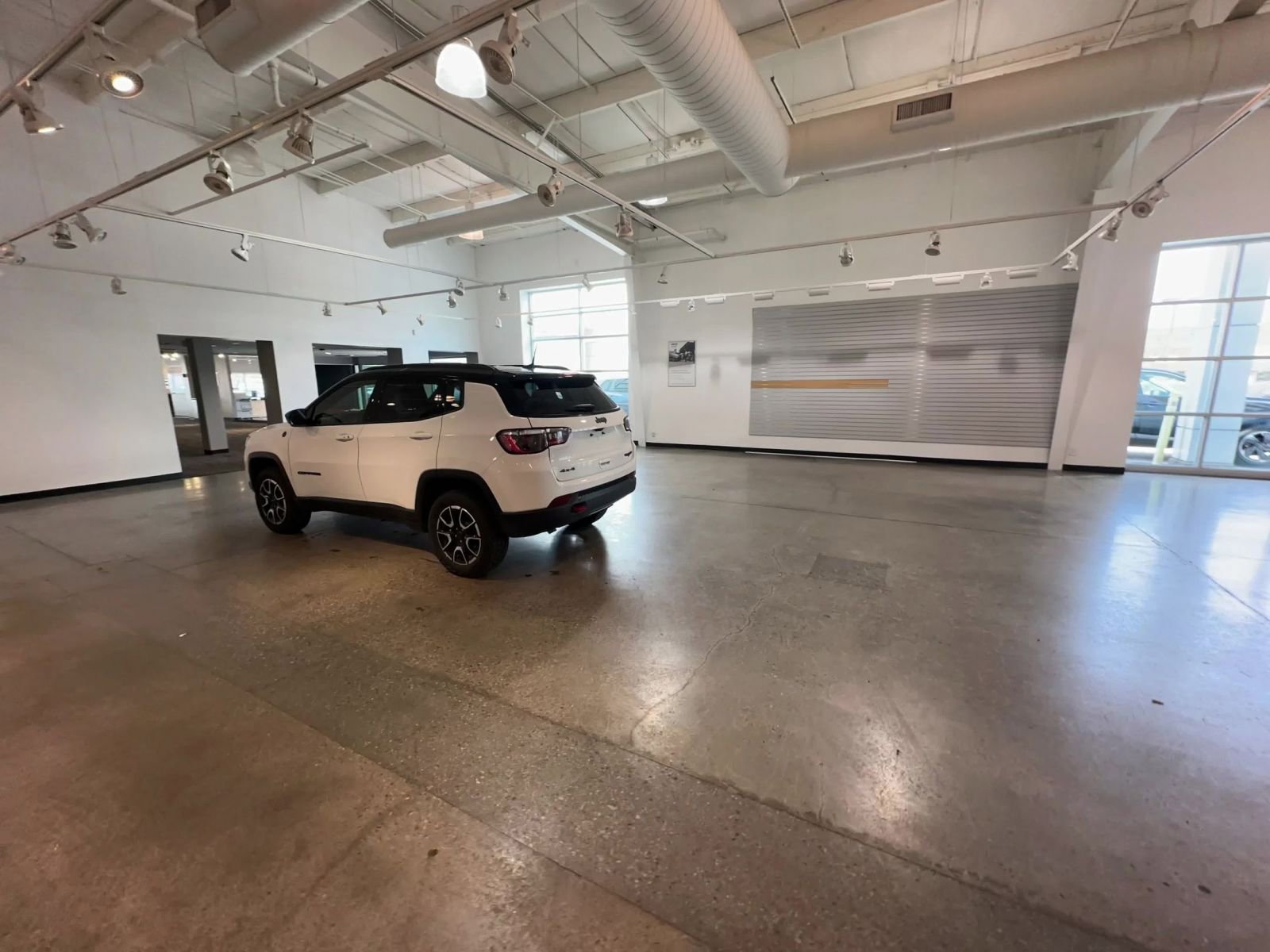 Used 2025 Jeep Compass Trailhawk AWD/4WD image 12