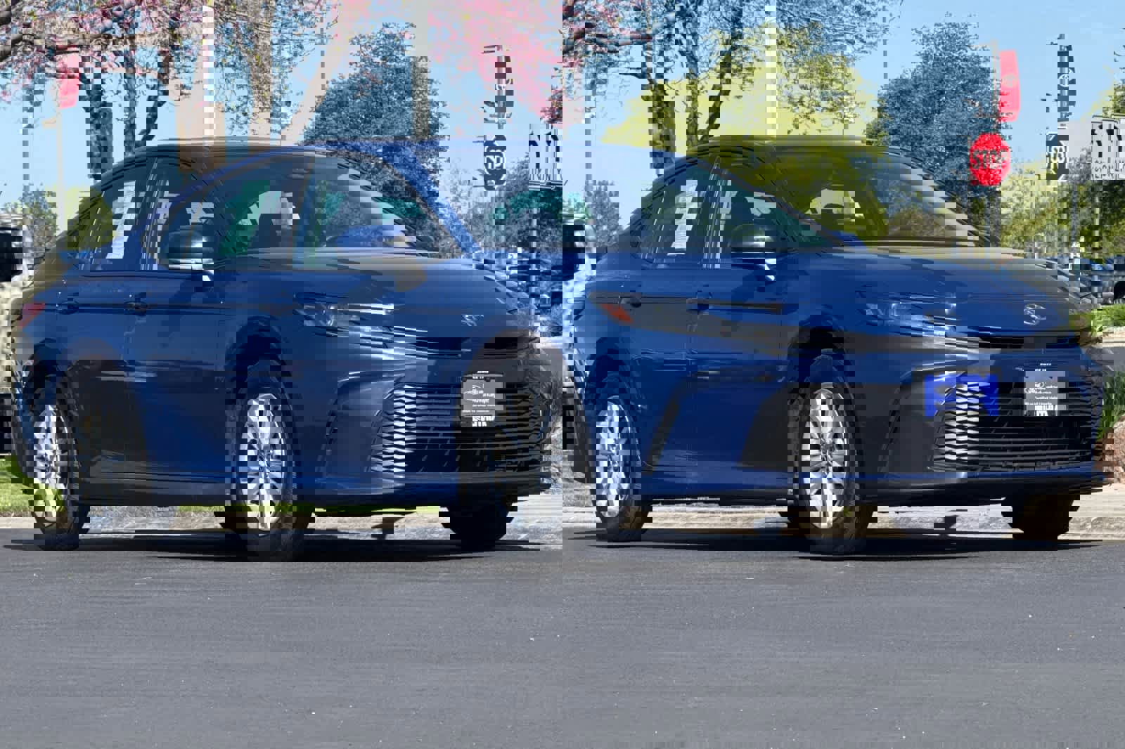 Used 2025 Toyota Camry LE AWD/4WD image 9