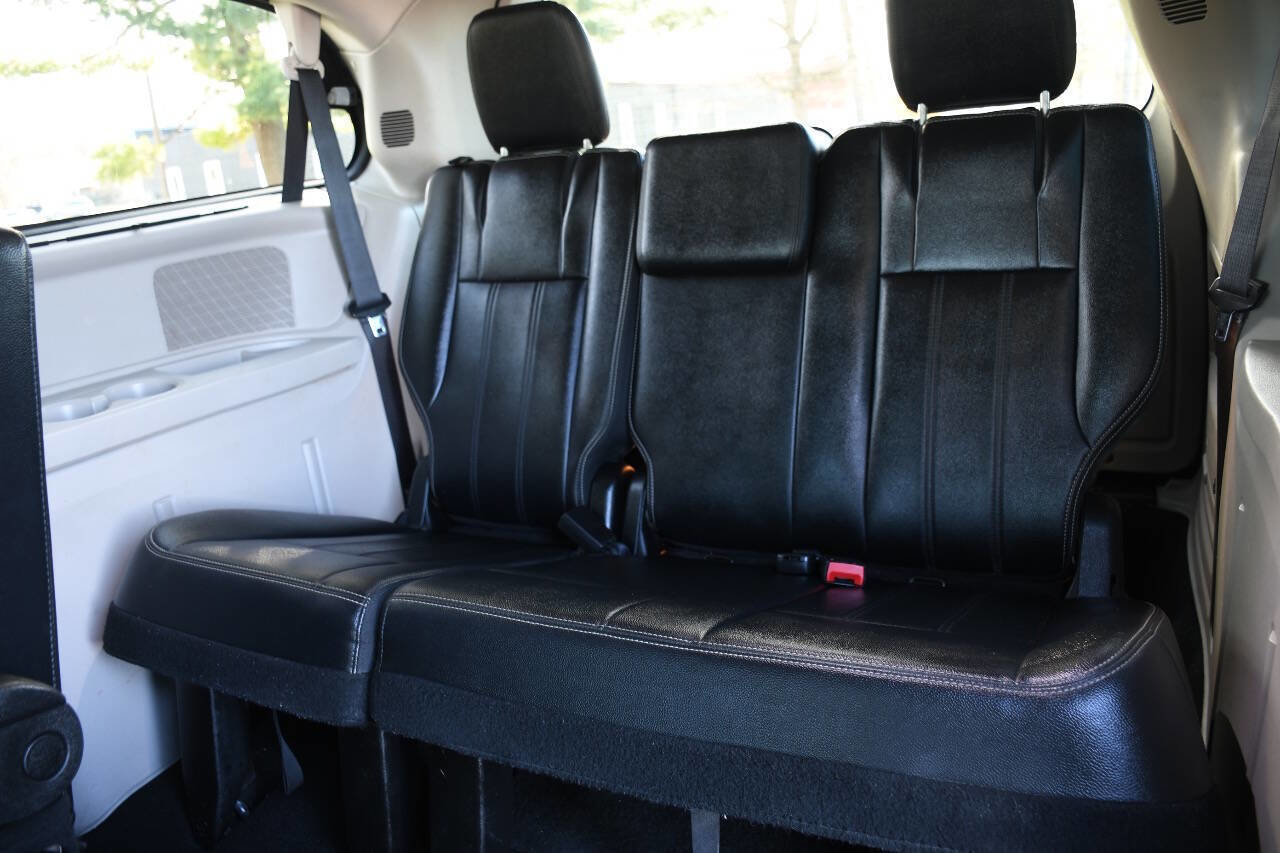Used 2015 Chrysler Town & Country Touring FWD image 20