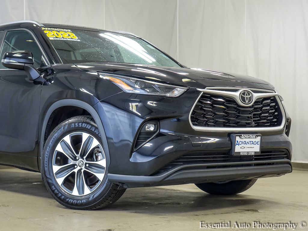 Used 2023 Toyota Highlander XLE AWD/4WD image 3