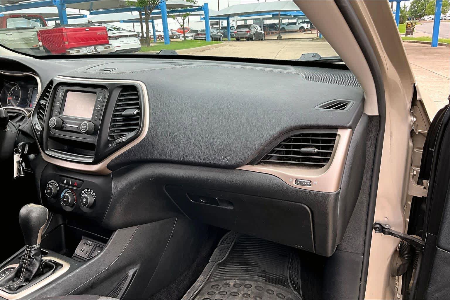 Used 2015 Jeep Cherokee Sport image 19