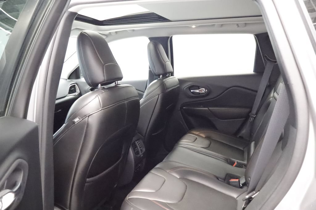 Used 2019 Jeep Cherokee Trailhawk w/ Comfort & Convenience Group AWD/4WD image 18