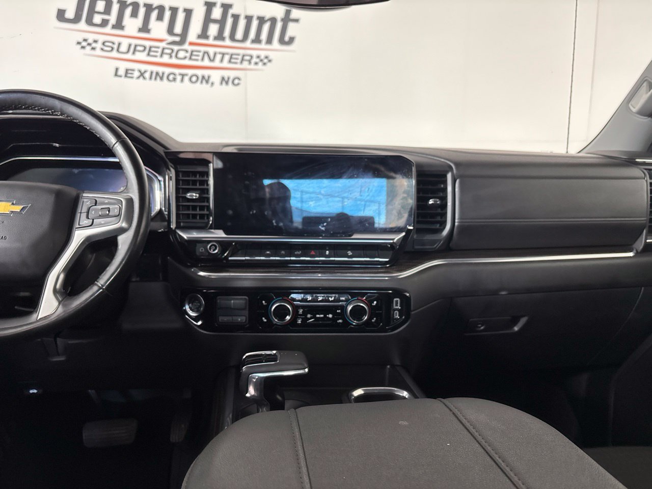Used 2025 Chevrolet Silverado 1500 LT AWD/4WD image 19