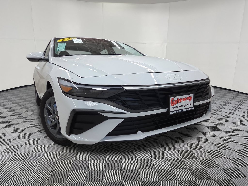 Used 2025 Hyundai Elantra Hybrid FWD image 2