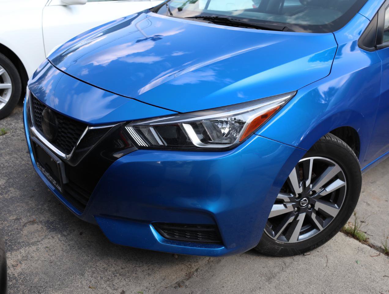 Used 2020 Nissan Versa SV FWD image 2