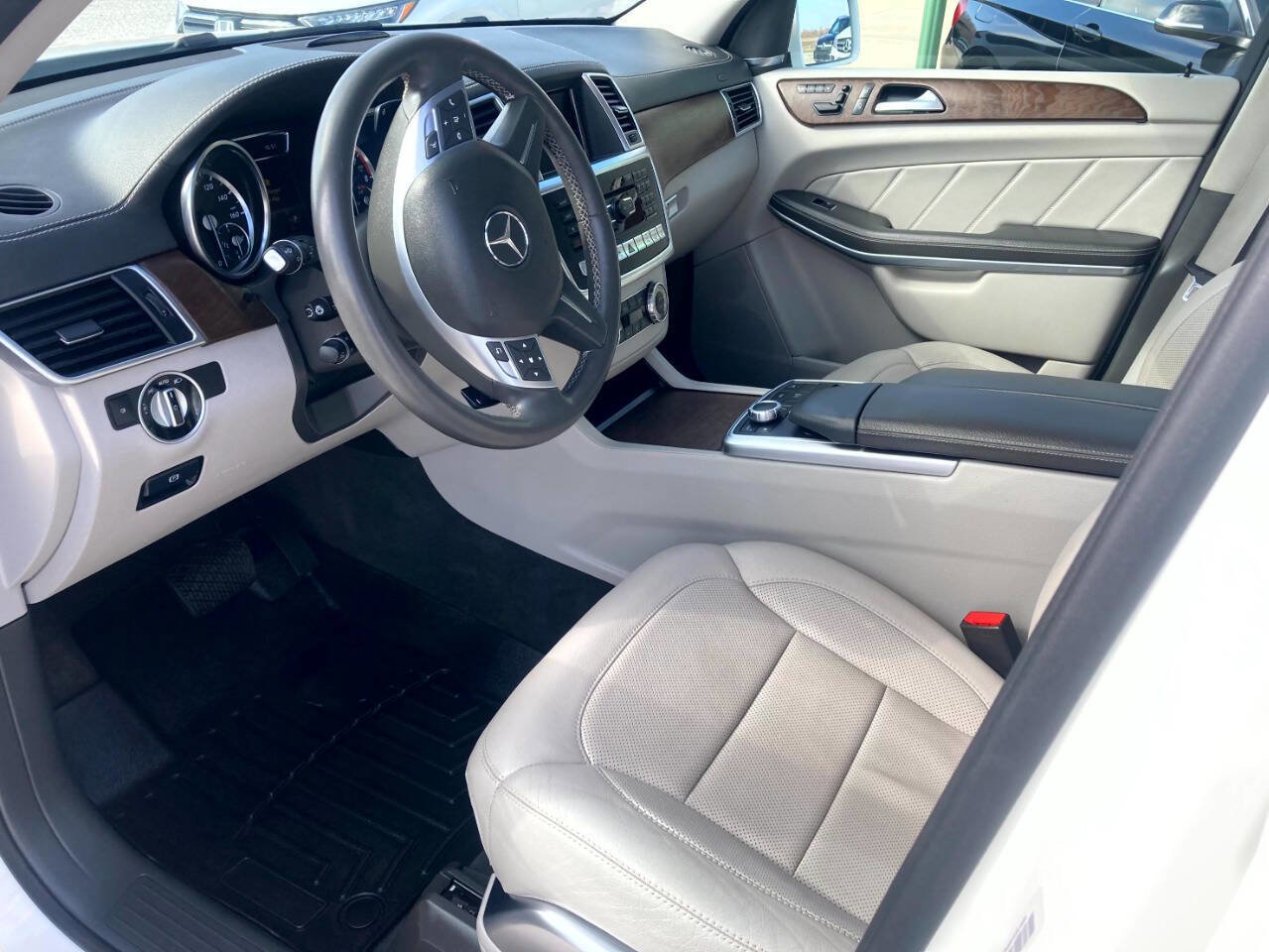 Used 2015 Mercedes-Benz GL 550 4MATIC image 8