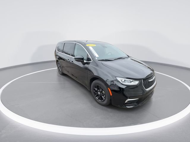 Used 2024 Chrysler Pacifica Touring-L FWD image 2