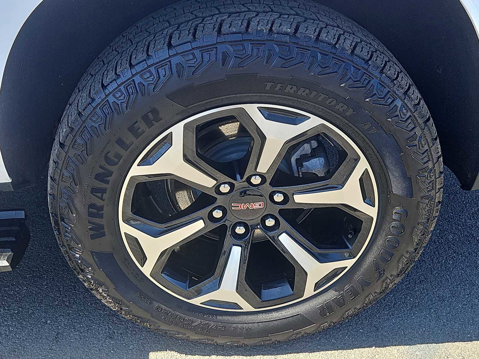 Used 2025 GMC Yukon AT4 w/ AT4 Premium Package image 8