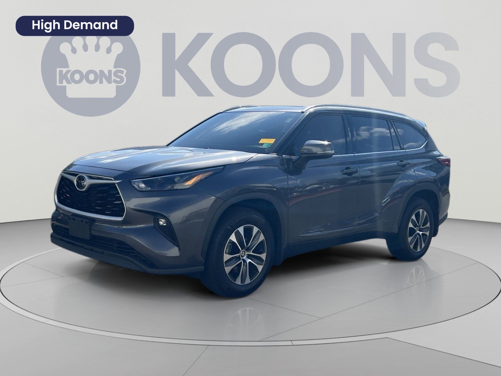 Used 2022 Toyota Highlander XLE AWD/4WD image 1