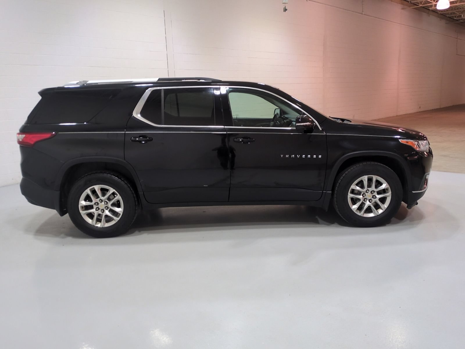Used 2018 Chevrolet Traverse LT FWD image 2