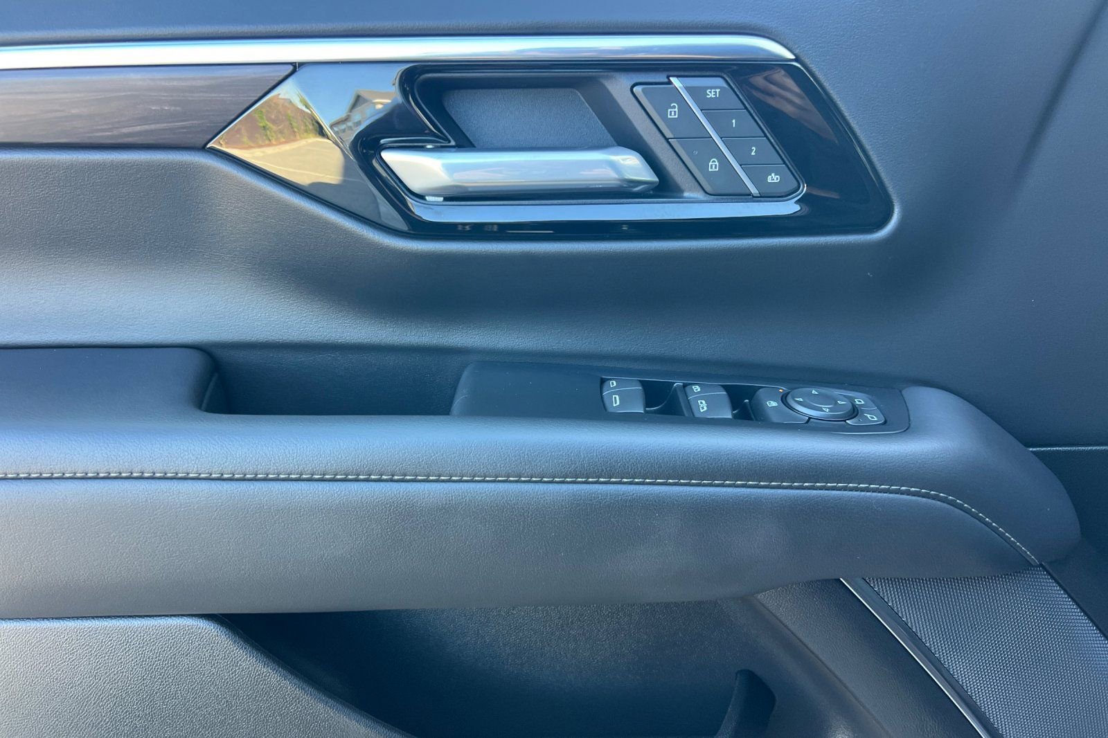 Used 2025 Chevrolet Suburban Z71 AWD/4WD image 11