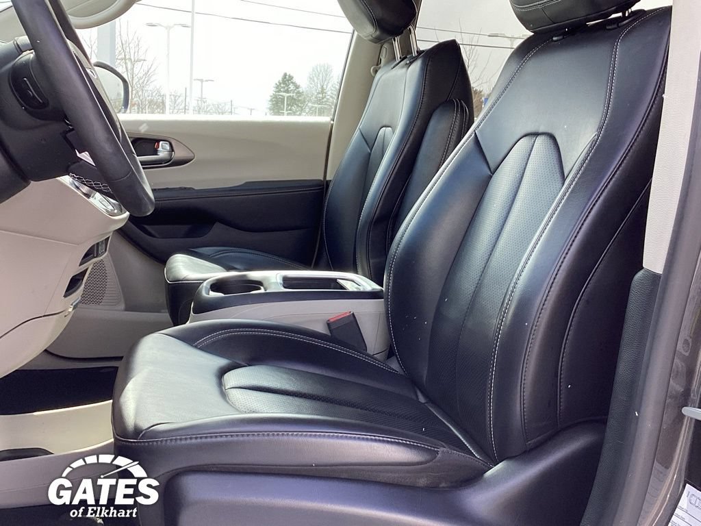 Used 2023 Chrysler Pacifica Touring-L FWD image 14