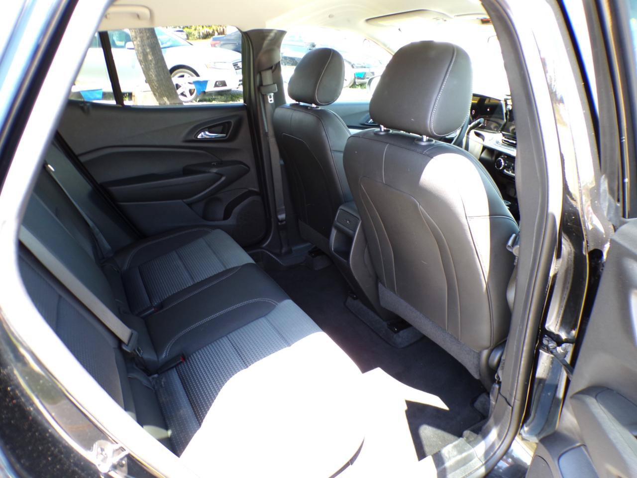Used 2025 Chevrolet Trax LT w/ LT Convenience Package FWD image 19