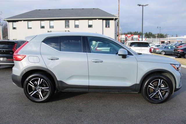 Used 2025 Volvo XC40 B5 Plus image 6