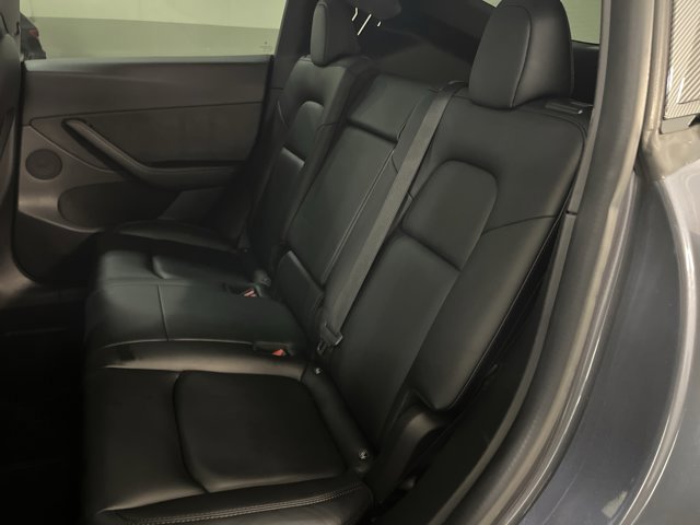 Used 2022 Tesla Model Y Long Range image 21