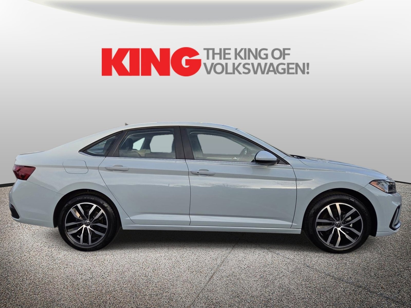 Used 2025 Volkswagen Jetta SE w/ Sunroof Package image 2
