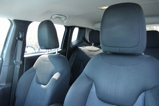 Used 2016 Jeep Renegade Latitude w/ Cold Weather Group FWD image 14