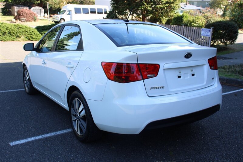 Used 2013 Kia Forte EX w/ Premium Pkg FWD image 4
