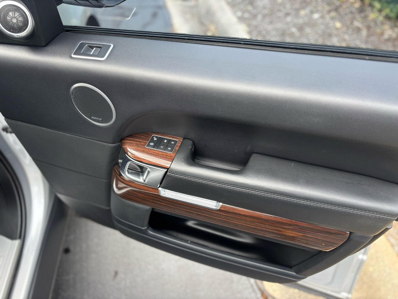 Used 2017 Land Rover Range Rover HSE image 32