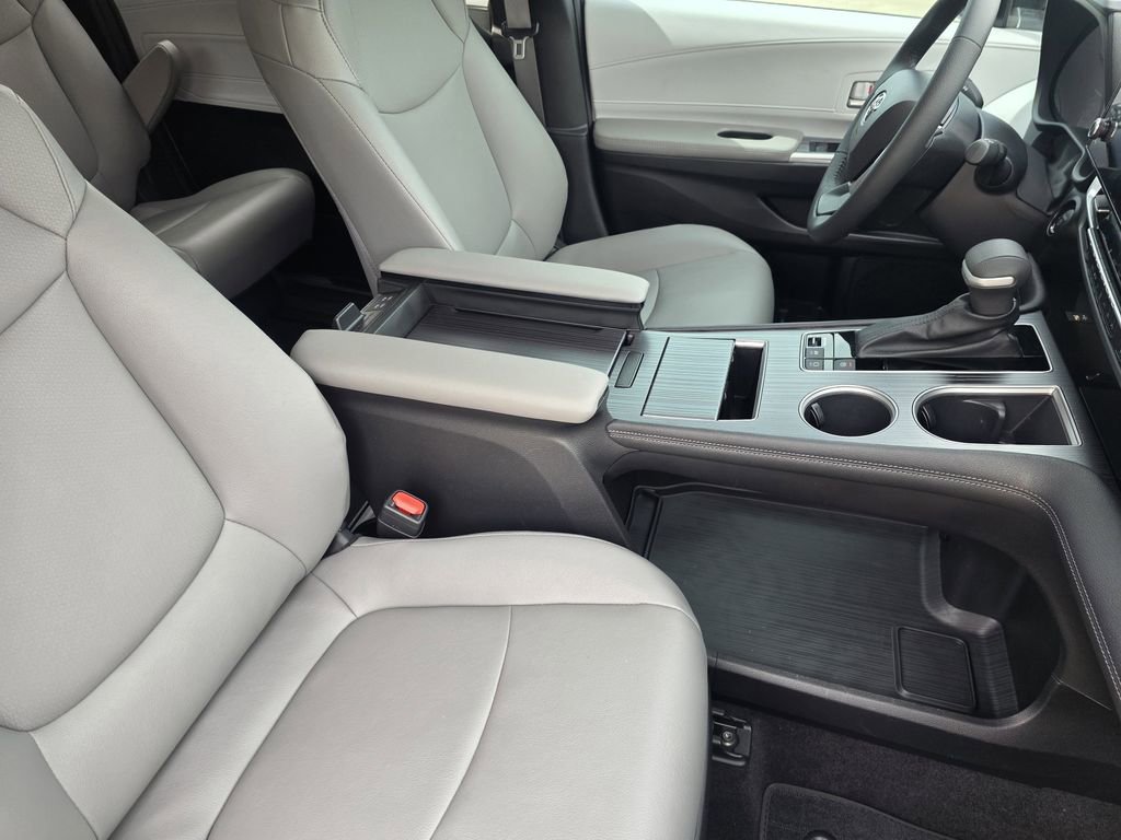 Used 2025 Toyota Sienna XLE w/ XLE Plus Package FWD image 13