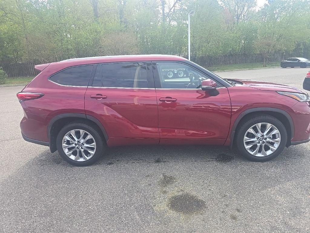 Used 2022 Toyota Highlander Limited image 4