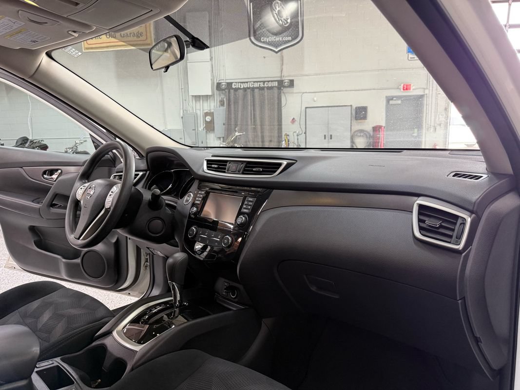 Used 2016 Nissan Rogue SV AWD/4WD image 16