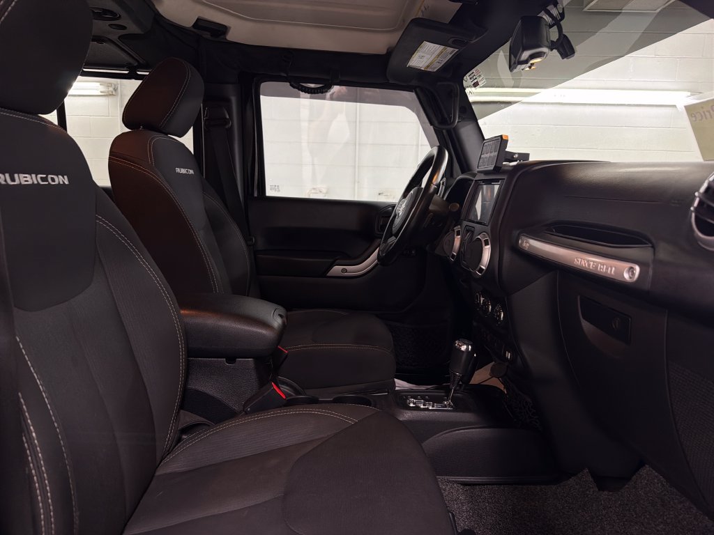 Used 2015 Jeep Wrangler Unlimited Rubicon w/ Connectivity Group AWD/4WD image 25