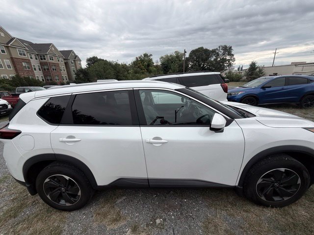 Used 2024 Nissan Rogue SV w/ SV Premium Package AWD/4WD image 2