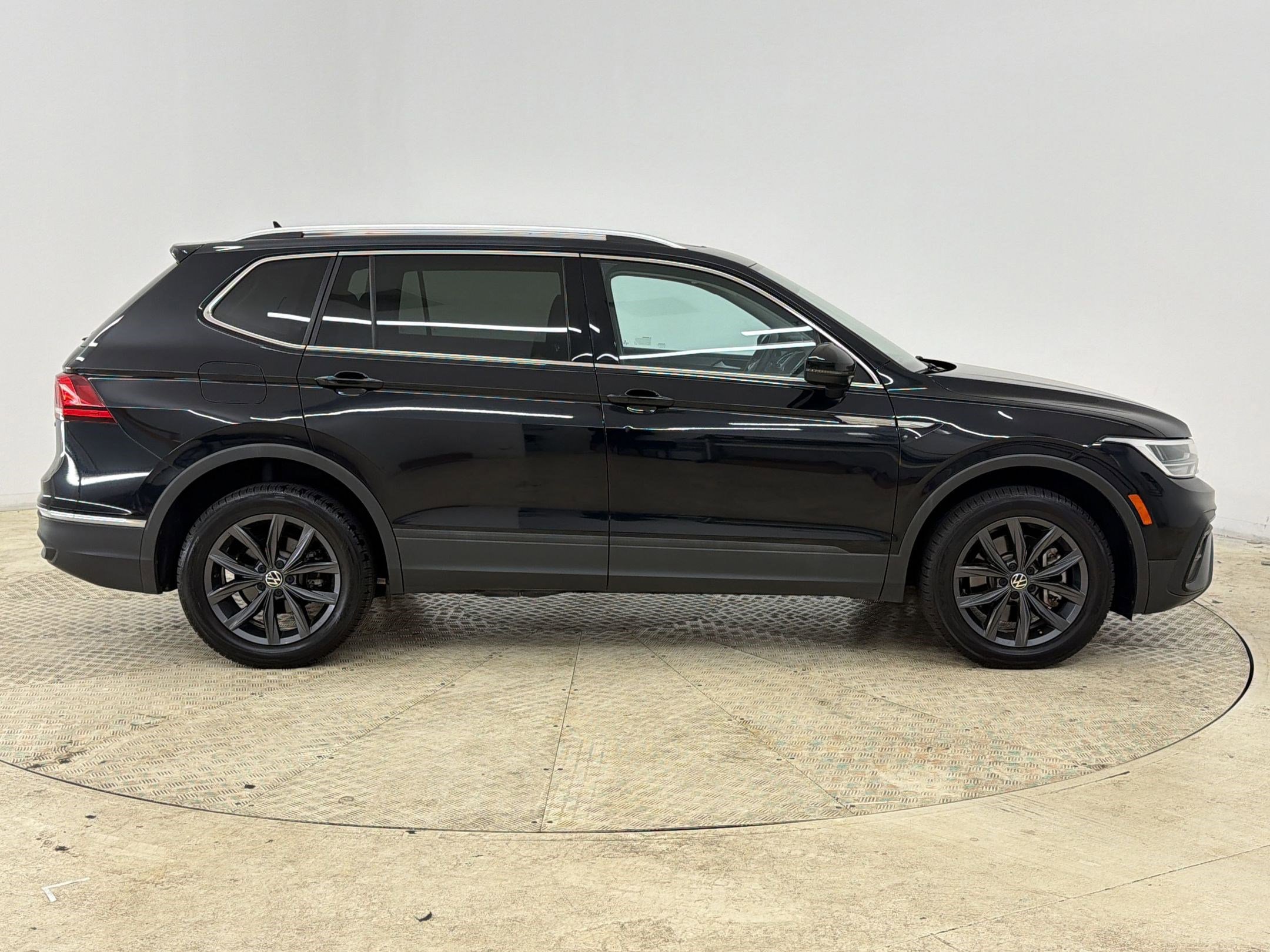 Used 2022 Volkswagen Tiguan SE w/ Panoramic Sunroof Package AWD/4WD image 8