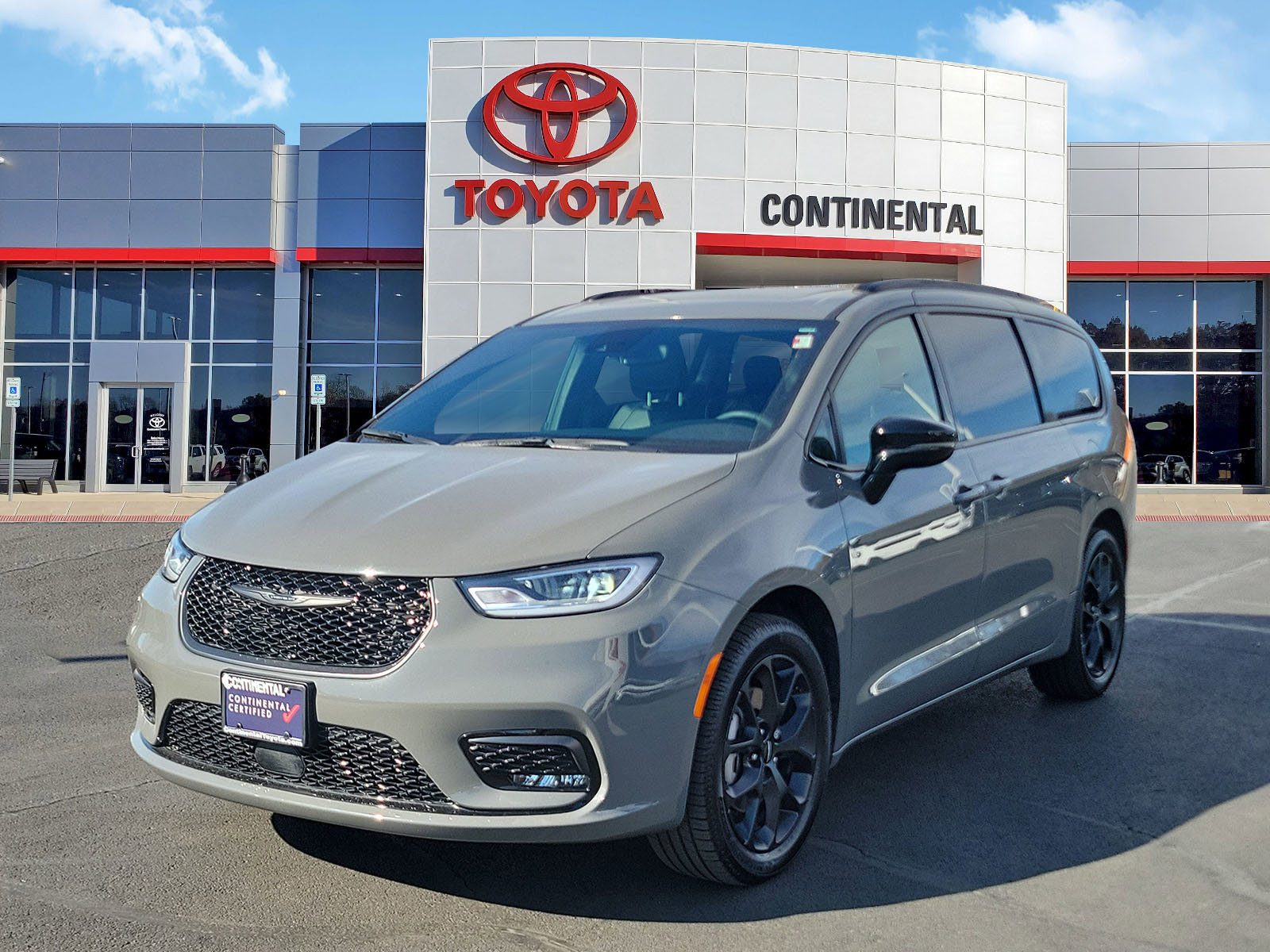 Used 2025 Chrysler Pacifica Limited image 3