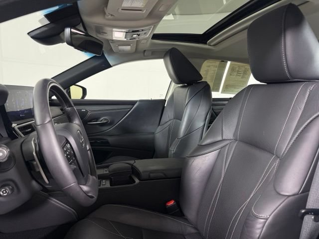 Certified 2022 Lexus ES 300h Ultra Luxury w/ Accessory Package 2 FWD image 5