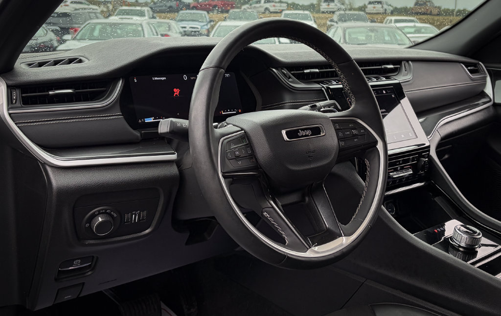 Used 2023 Jeep Grand Cherokee Altitude AWD/4WD image 2