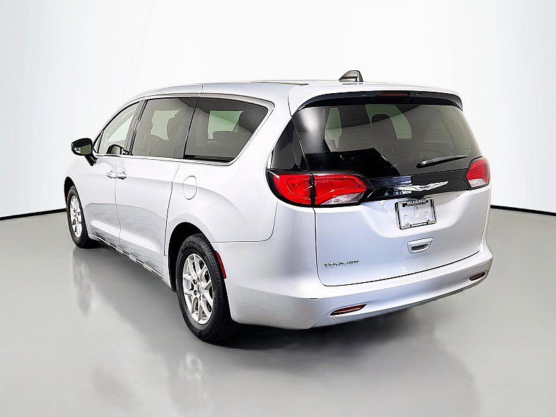 Used 2023 Chrysler Voyager LX image 5