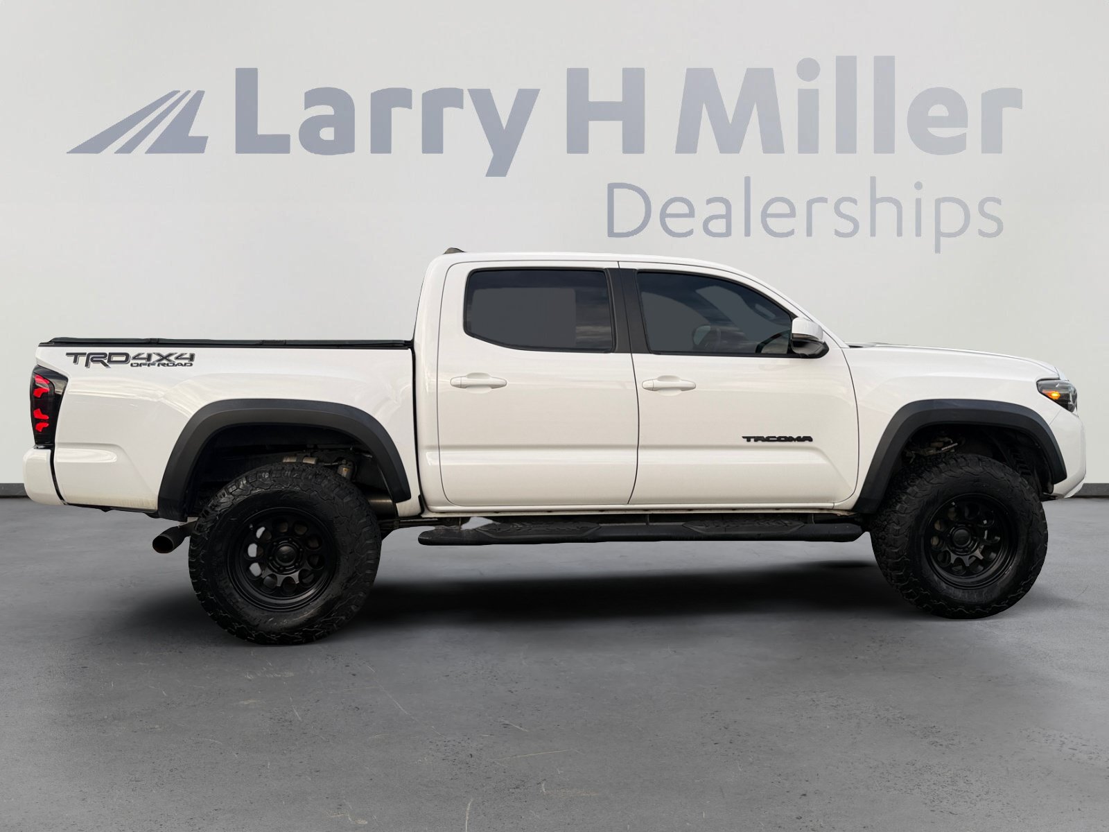 Used 2017 Toyota Tacoma TRD Off-Road w/ Premium & Technology Package AWD/4WD image 6