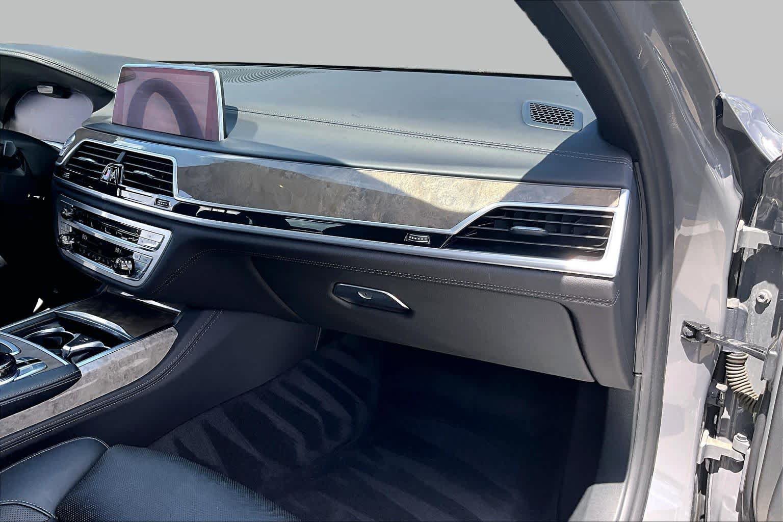 Used 2020 BMW 750i xDrive w/ Executive Package AWD/4WD image 17